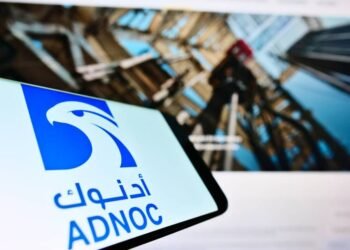 اتفاقية تعاون بين أدنوك وإي آند لبناء أكبر شبكة 5G في قطاع الطاقة