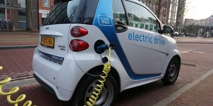 شركة ناشئة تطور بطارية سيارة كهربائية يمكن شحنها في أقل من 5 دقائق