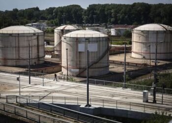 النفط يستقر عند أعلى مستوى في شهرين مع إشارات تراجع المخزون الأميركي