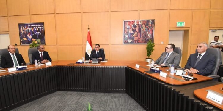 وزير الإسكان يوجه بزيادة الإعتماد على المنتجات المحلية وتوطين التكنولوجيات الحديثة