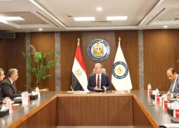 وزير البترول يناقش التحديات الخاصة بنشاط إنتاج البترول والغاز