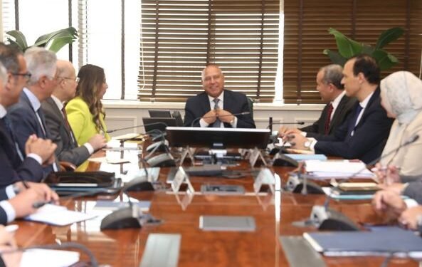 وزير النقل والصناعة يبحث توطين وتنمية صناعة السيارات والصناعات المغذية لها