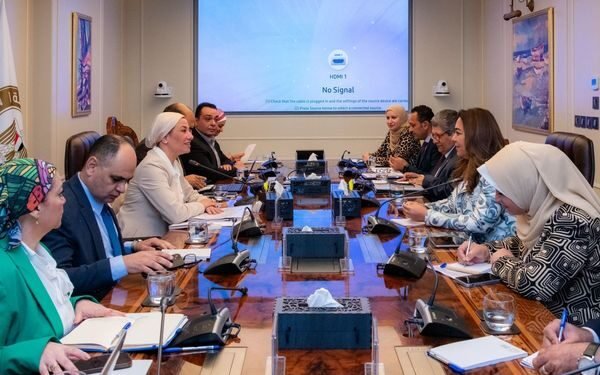 وزيرتا البيئة والتنمية المحلية تناقشان مستجدات ملفات المخلفات الصلبة 2024 – 2025