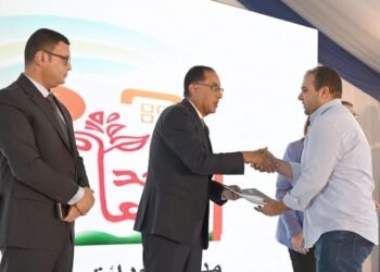 رئيس الوزراء يسلم عقود عدد من وحدات المبادرة الرئاسية “سكن لكل المصريين” لمحدودى الدخل