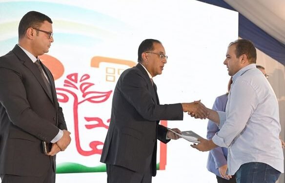 رئيس الوزراء يسلم عقود عدد من وحدات المبادرة الرئاسية “سكن لكل المصريين” لمحدودى الدخل