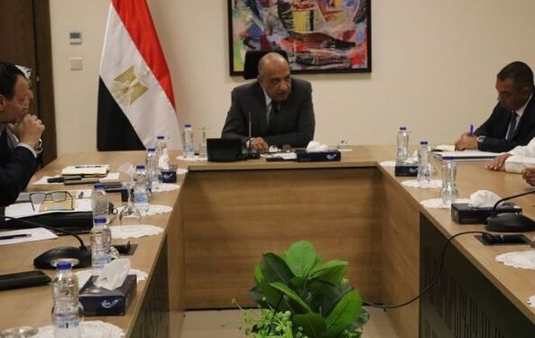 الكهرباء: بحث تنفيذ مشروعات الطاقة المتجددة مع تحالف “مصدر -حسن علام- إنفينيتي باور”