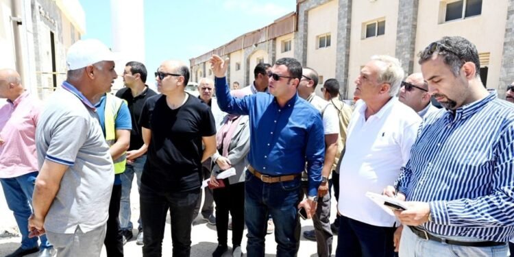 وزير الإسكان يتفقد محطة التحلية بالضبعة ويتابع مخطط إستعمالات الأراضي