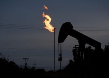 أسعار النفط ترتفع لليوم الثاني وسط انخفاض المخزونات الأميركية