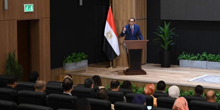 رئيس الوزراء: حل مشكلة الكهرباء وأسعار السلع على رأس أولوياتنا