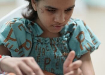 معلمة إماراتية تسعى لتكرار معجزة هيلين كيلر مع طفلة فلسطينية