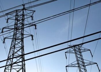 العراق يفتتح خط كهرباء مع تركيا ويتطلع للربط مع الخليج هذا العام