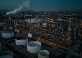 ارتفاع طفيف بأسعار النفط مع تراجع المخزونات الأمريكية