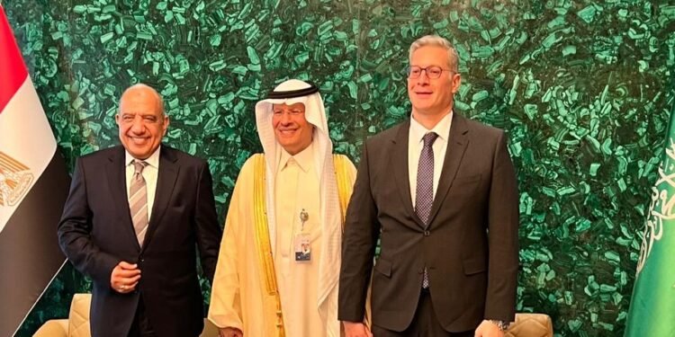 وزير الكهرباء ونظيره السعودي يبحثان مستجدات تنفيذ مشروع الربط الكهربائي بين البلدين