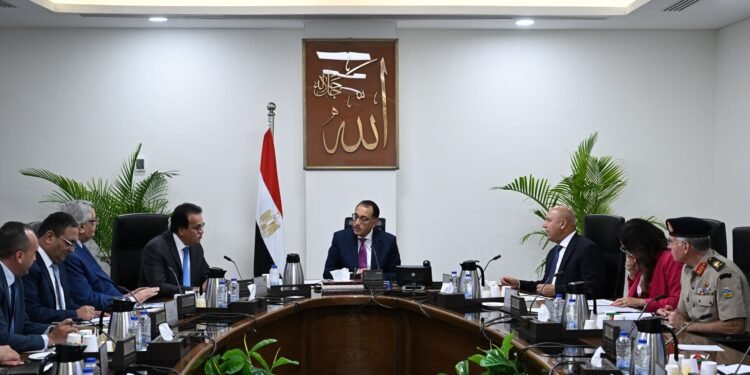 رئيس الوزراء يستعرض سبل مساندة صناعة السكر المحلية