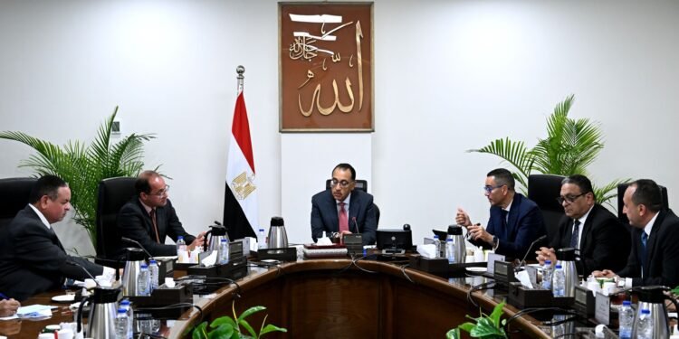 مدبولي يوجه بتشكيل لجنة لمراجعة موقف السيارات التى دخلت البلاد لـ “ذوى الهمم”