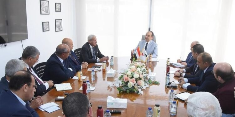 وزير قطاع الأعمال: العديد من الفرص المتاحة للشراكة مع القطاع الخاص في صناعة السيارات