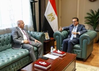 الصناعة تبحث تشجيع الاستثمارات في مجال توطين صناعة الأدوية والمستلزمات الطبية