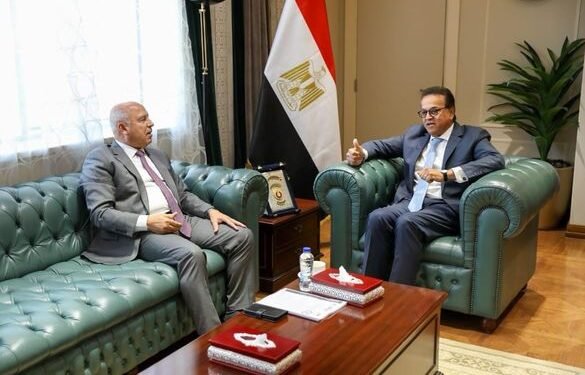 الصناعة تبحث تشجيع الاستثمارات في مجال توطين صناعة الأدوية والمستلزمات الطبية