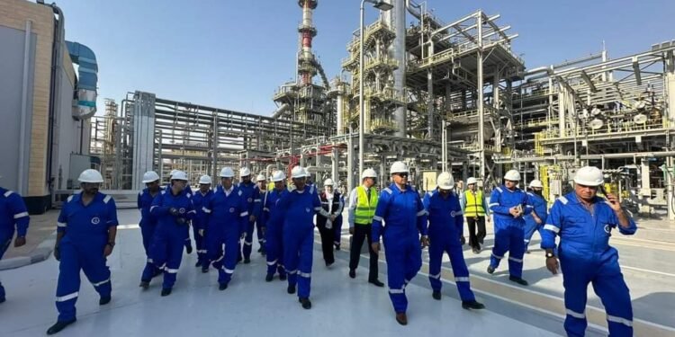 هيئة البترول تؤجل سداد ملياري دولار لتحالف بنوك محلية