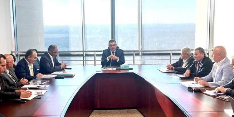 وزير الإسكان يستعرض التقنيات الحديثة المستخدمة في مجال تحلية مياه البحر و الإستفادة منها