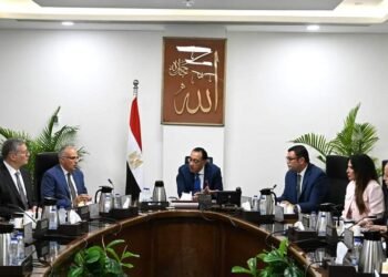 مدبولي يستعرض الحلول المقترحة للتعامل مع مشكلات التلوث بأحد المصارف القريبة من  المنصورة الجديدة