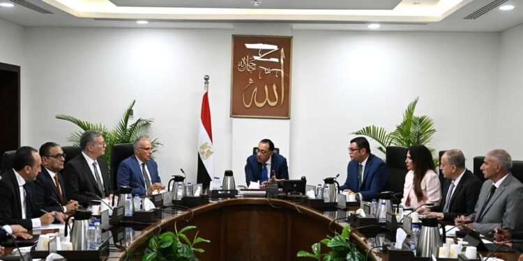 مدبولي يستعرض الحلول المقترحة للتعامل مع مشكلات التلوث بأحد المصارف القريبة من  المنصورة الجديدة