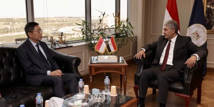 وزير السياحة يبحث مع سفير سنغافورة بالقاهرة فرص الاستثمار الفندقى