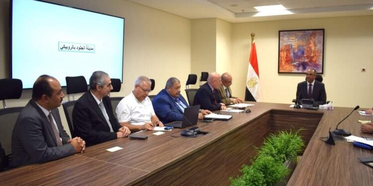 نائب وزير الإسكان يناقش موقف منظومة الصرف الصحي والصناعي بالروبيكي