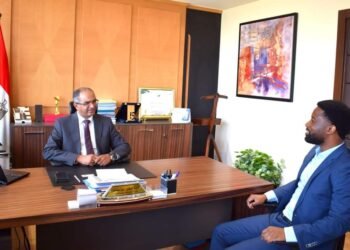 نائب وزير الإسكان يبحث فرص التعاون مع شركة هولندية لتنفيذ محطات المياه