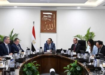 رئيس الوزراء يستعرض احتياجات قطاع البترول  وجهود زيادة المنتجات البترولية