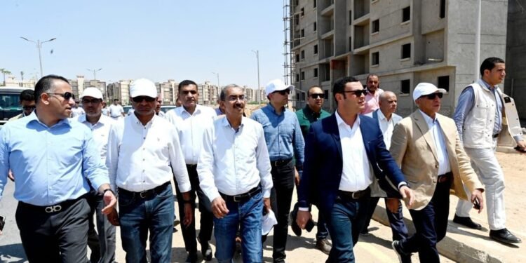 وزير الإسكان يتفقد الوحدات السكنية للموظفين المنتقلين للعاصمة الإدارية بمدينة بدر