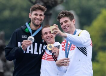 باريس 2024: الأبطال الأولمبيين يخلّدون لحظات النصر باستخدام الإصدار الأولمبي من هاتف Galaxy Z Flip6