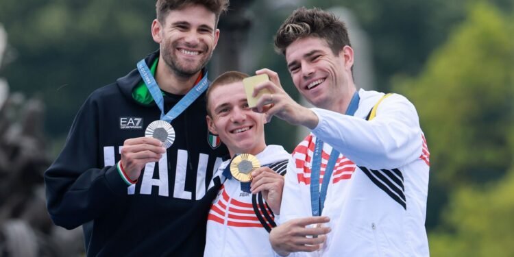 باريس 2024: الأبطال الأولمبيين يخلّدون لحظات النصر باستخدام الإصدار الأولمبي من هاتف Galaxy Z Flip6