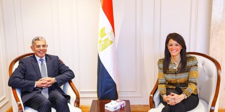 المشاط: تعزيز الاستفادة من منظومة الأقمار الصناعية في متابعة تنفيذ مشروعات الخطة الاستثمارية