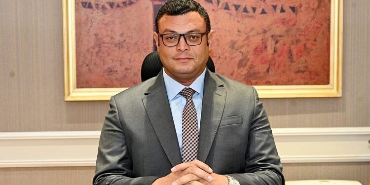 وزير الإسكان يتابع سير العمل بمنظومة مياه الشرب والصرف بالقاهرة الجديدة والعاشر من رمضان