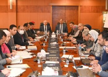 وزير الصناعة والنقل يبحث مع مستثمري سوهاج تحديات المناطق الصناعية بالمحافظة