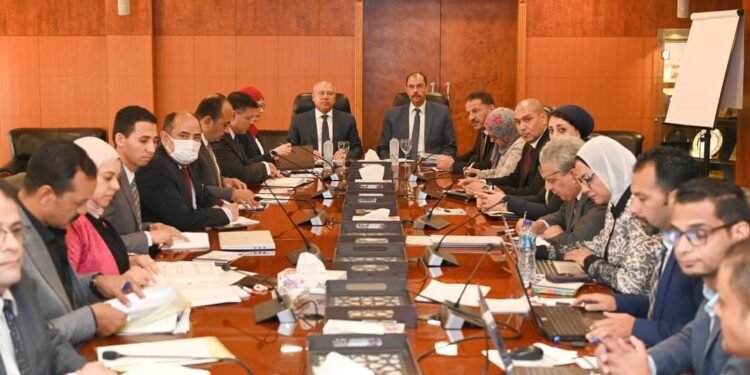 وزير الصناعة والنقل يبحث مع مستثمري سوهاج تحديات المناطق الصناعية بالمحافظة