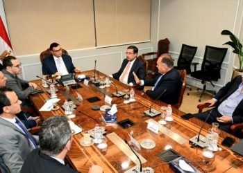 وزير الإسكان يتابع مع مسئولى التعمير والإسكان تسويق مشروعات هيئة المجتمعات العمرانية