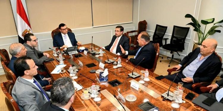 وزير الإسكان يتابع مع مسئولى التعمير والإسكان تسويق مشروعات هيئة المجتمعات العمرانية