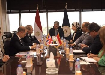 وزير السياحة والمبعوث البريطاني يبحثان فرص الاستثمار السياحي وتعاون مشترك