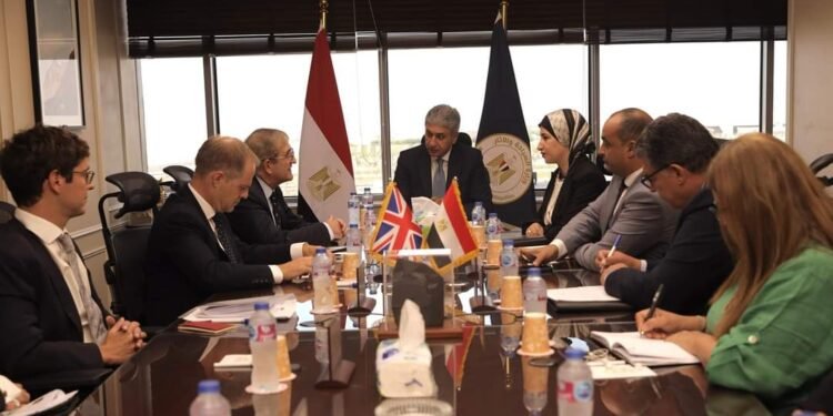وزير السياحة والمبعوث البريطاني يبحثان فرص الاستثمار السياحي وتعاون مشترك