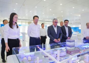 رئيس قناة السويس يبحث مع BEFAR الصينية التعاون في مجال الطاقة الجديدة والمتجددة