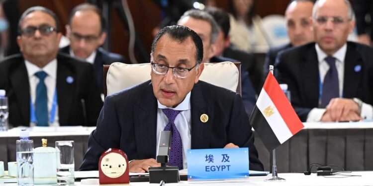 رئيس الوزراء يشارك بجلسة “التحول الصناعي وتحديث الزراعة والتنمية الخضراء”