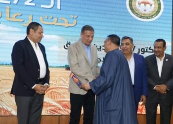 وزير الزراعة يوزع  ١٢ عقد لمنتفعي الإصلاح الزراعي و٥ آلات زراعية بسيطة