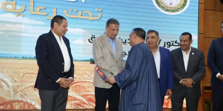 وزير الزراعة يوزع  ١٢ عقد لمنتفعي الإصلاح الزراعي و٥ آلات زراعية بسيطة