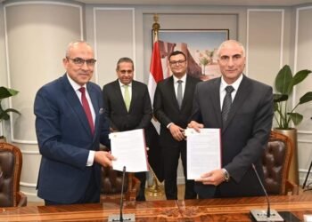 وزير الإسكان يشهد توقيع عقد ضبط مياه الشرب والصرف بالعاصمة الإدارية الجديدة