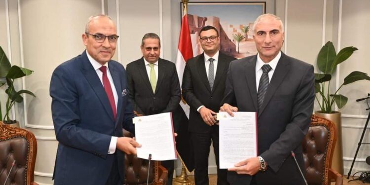 وزير الإسكان يشهد توقيع عقد ضبط مياه الشرب والصرف بالعاصمة الإدارية الجديدة