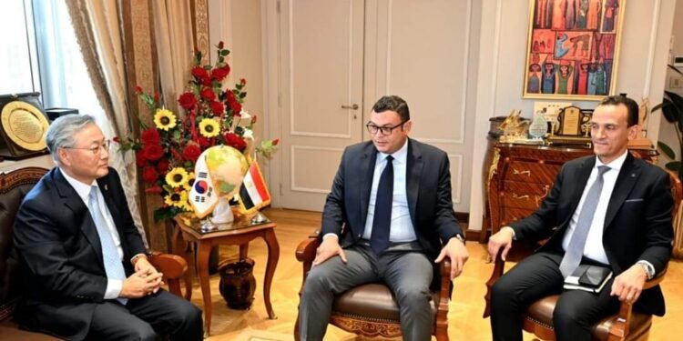 وزير الإسكان يستقبل سفير كوريا الجنوبية بالقاهرة لبحث مجالات التعاون بين البلدين