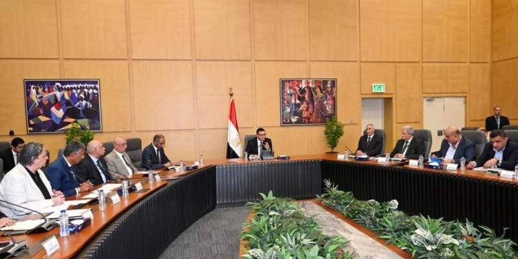 وزير الإسكان يتفقد مشروعات زيادة إمداد مياه القاهرة الجديدة من المياه العكرة