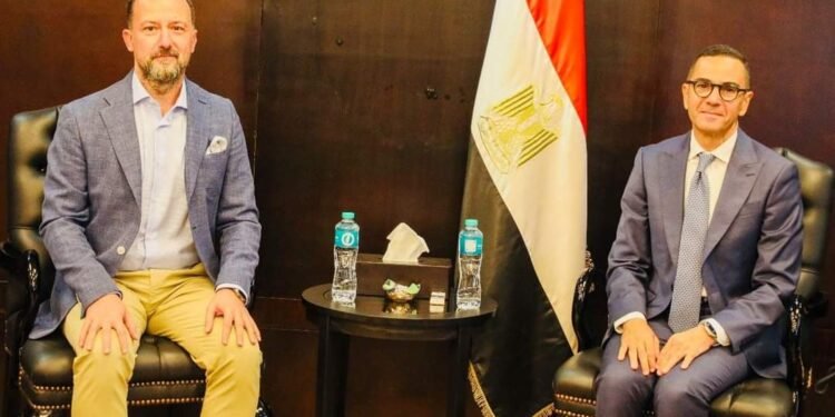 وزير الاستثمار و مدير كوكاكولا هيلينيك يستعرض استثمارات الشركة بالسوق المصرية